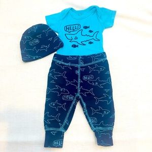 Baby boy Onesie, Pants & beanie set SIZE 3-6 months preloved 💕